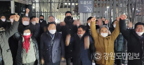 29일 김진하 양양군수 등 양양군 주민들이 중앙행정심판위원회 설악산 오색케이블카 설치사업 지속 추진이 확정되자 국민권익위원회 세종청사 앞에서 환호하고 있다.