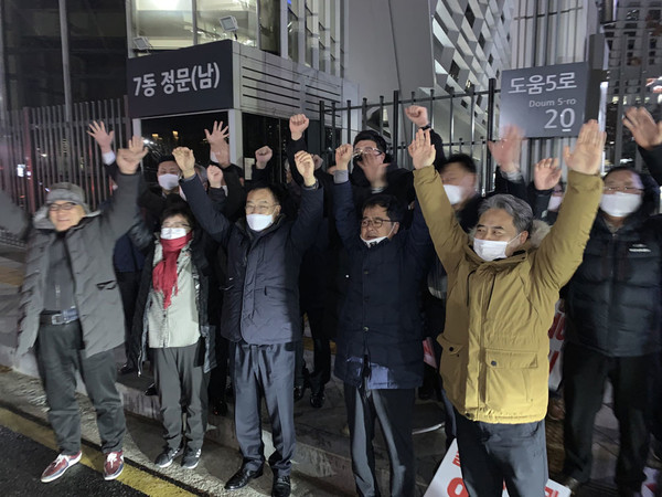 29일 국민권익위원회 세종청사 앞에서 김진하 양양군수 등 양양군 주민들이 중앙행정심판위원회의 인용 결정에 따라 설악산 오색케이블카 설치사업 지속 추진이 확정되자  환호하고 있다.