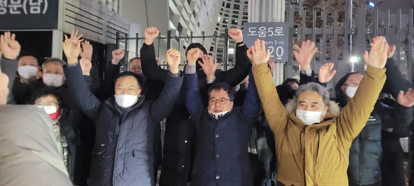 29일 김진하 양양군수 등 양양군 주민들이 중앙행정심판위원회 설악산 오색케이블카 설치사업 지속 추진이 확정되자 국민권익위원회 세종청사 앞에서 환호하고 있다.