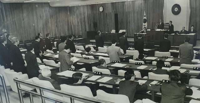 ▲ 1993년 4월 3일 개최된 제3대 강원도의회 42회 임시회에서 의원들이 증언 및 감정조례안에 대해 기립투표로 찬반을 표하고 있는 모습.