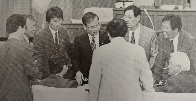 ▲ 제3대 도의회가 1991년 7월 개원한 가운데 성희직,박동락,이기순,정인수 의원 등 무소속 의원들이 본회의장에서 의안 처리를 위한 협의를 진행하고 있다. 사진 본사DB