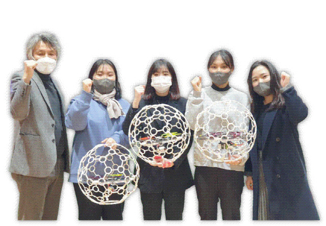 ▲ 국가대표로 발탁된 횡성 안흥고 여자드론축구단 선수들이 이선형교감,이성윤 지도교사와 함께 화이팅을 외치고 있다. 박창현