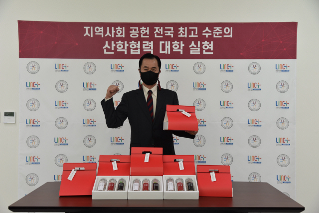 ▲ 강릉원주대 LINC+사업단(단장 신일식)은 14일 코로나19 극복을 위한 핸드인핸드 캠페인에 참여했다.