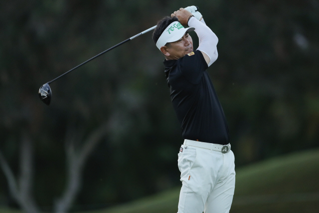 ▲ Y.E. Yang, of South Korea, hits from the first tee box during the second round of the Sony Open golf tournament Friday, Jan. 15, 2021, at Waialae Country Club in Honolulu. (AP Photo/Jamm Aquino)