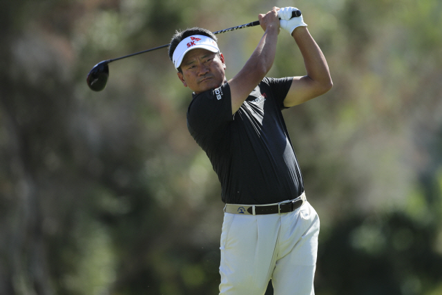 ▲ K.J. Choi follows through on his shot from the first tee during the first round of the Sony Open golf tournament Thursday, Jan. 14, 2021, at Waialae Country Club in Honolulu. (AP Photo/Jamm Aquino)