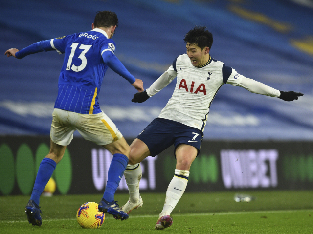 ▲ 1일 영국 팔머의 아멕스 스타디움에서 열린 브라이턴과 2020-2021 EPL 경기에 출전한 토트넘의 손흥민이 파스칼 그로스(브라이턴)와 공을 다투고 있다.