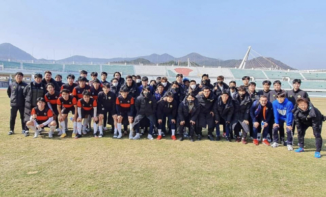▲ 2021시즌 K리그1 강원FC에서 9개월간의 대장정에 나서는 김병수 감독,코치,선수단.