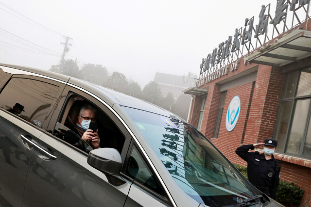 ▲ FILE PHOTO: Dominic Dwyer, a member of the World Health Organization (WHO) team tasked with investigating the origins of the coronavirus disease (COVID-19), sits in a car arriving to Wuhan Institute of Virology in?Wuhan, Hubei province, China February 3, 2021. REUTERS/Thomas Peter/File Photo