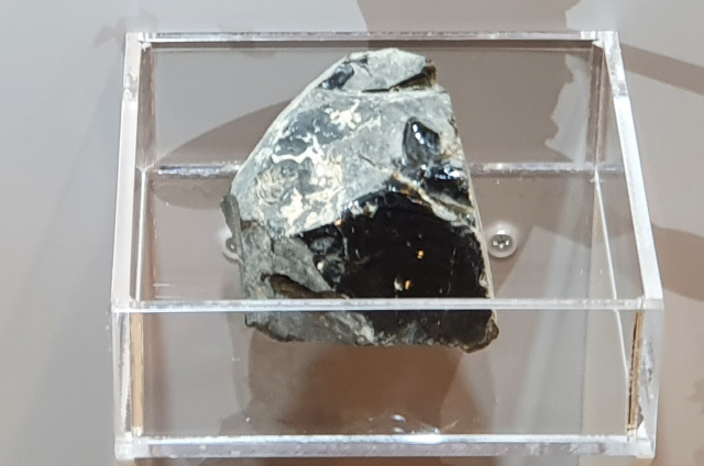 ▲ 홍천박물관에 전시되는 흑요석