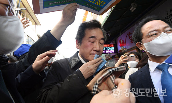 포토뉴스 계란 맞은 이낙연 대표