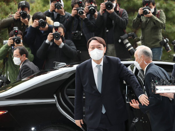 윤석열 검찰총장이 4일 오후 서울 서초구 대검찰청에 도착, 차에서 내리고 있다. 2021.3.4