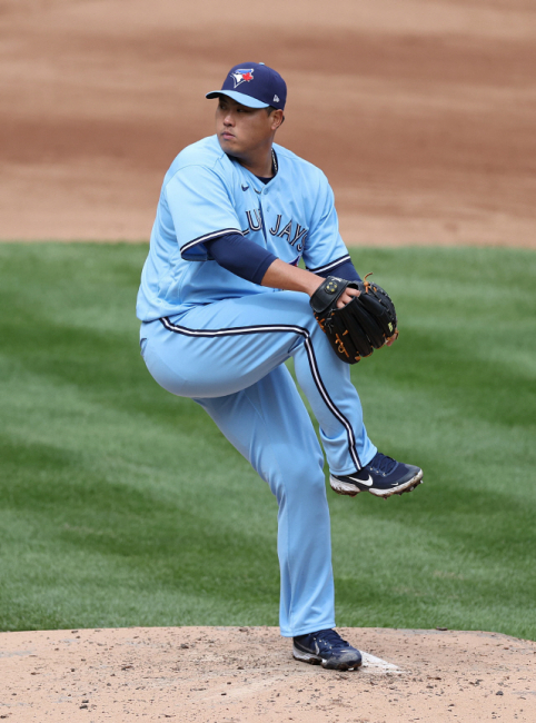 ▲ NEW YORK, NEW YORK - APRIL 01: Hyun-Jin Ryu #99 of the Toronto Blue Jays pitches against the New York Yankees during Opening Day at Yankee Stadium on April 01, 2021 in New York City. Al Bello/Getty Images/AFP == FOR NEWSPAPERS, INTERNET, TELCOS & TELEVISION USE ONLY ==