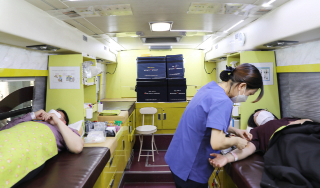 ▲ 강원대병원(이승준)은 8일 코로나19로 촉발된 혈액 수급난을 극복하기 위한 ‘ABO
헌혈 릴레이 캠페인’에 참여했다.