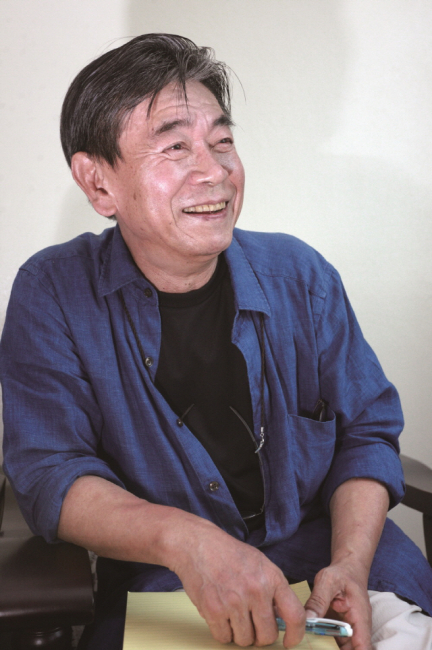 ▲ 산문집 ‘우리가 떠나온 아침과 저녁’을 펴낸 한수산 작가가 최근 본지와 인터뷰를 가졌다.