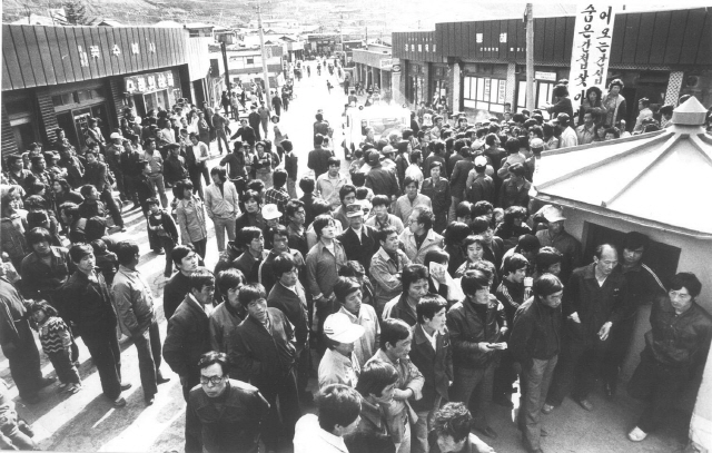 ▲ 1980년 사북항쟁 당시 거리에 운집한 군중들.사진제공=정선지역사회연구소