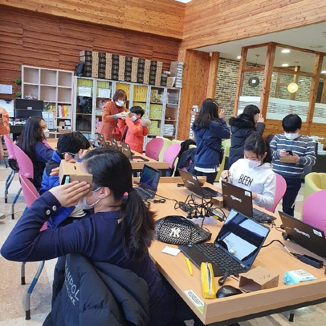 ▲ SW미래채움 강원센터에서 도내 학생들이 VR 등의 다양한 체험교육을 받고 있다.