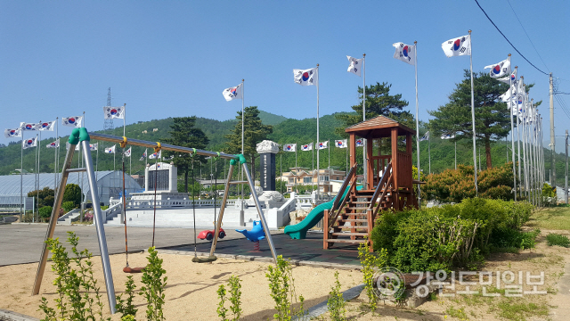 ▲ 고성 토성면 운봉리에 소재한 숭모공원에서 매일 태극기 50여개가 펄럭이고 있다.뒤편이 보이는 산이 운봉산이다.
