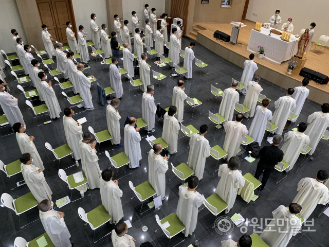 ▲ 천주교 춘천교구는 11일 가톨릭회관에서 김주영 교구장의 주례로 사제성화의 날 미사를 가졌다.