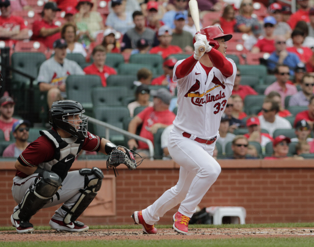 ▲ St. Louis Cardinals starting pitcher Kwang Hyun Kim (33) watches his two-rbi double, as Arizona Diamondbacks catcher Daulton Varsho looks on, in the second inning of a baseball game, Wednesday, June 30, 2021, in St. Louis. (AP Photo/Tom Gannam)
