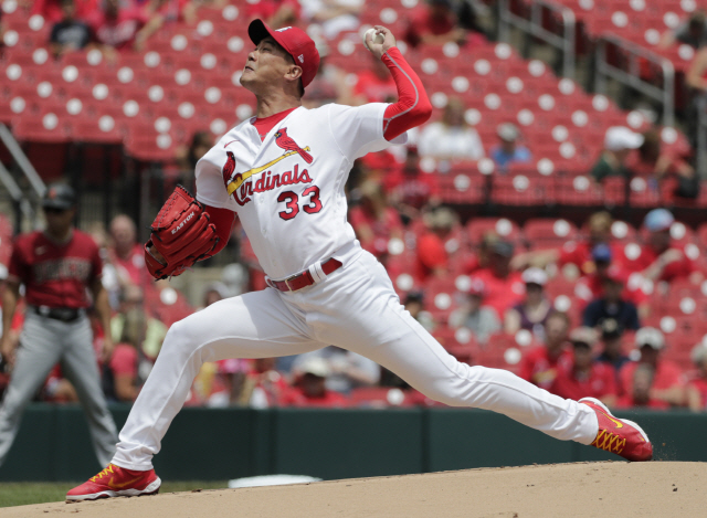 ▲ St. Louis Cardinals starting pitcher Kwang Hyun Kim (33) sets to deliver a pitch in the first inning of a baseball game against the Arizona Diamondbacks, Wednesday, June 30, 2021, in St. Louis. (AP Photo/Tom Gannam)