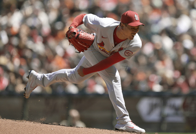 ▲ SAN FRANCISCO, CALIFORNIA - JULY 05: Kwang Hyun Kim #33 of the St. Louis Cardinals pitches against the San Francisco Giants in the bottom of the first inning at Oracle Park on July 05, 2021 in San Francisco, California.   Thearon W. Henderson/Getty Images/AFP
== FOR NEWSPAPERS, INTERNET, TELCOS & TELEVISION USE ONLY ==