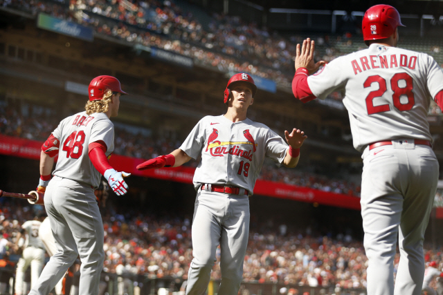 ▲ St. Louis Cardinals‘ Tommy Edman, center, is congratulated by teammates Harrison Bader, left, and Nolan Arenado, right, after scoring on a triple hit by Matt Carpenter against the San Francisco Giants during the first inning of a baseball game in San Francisco, Monday, July 5, 2021. (AP Photo/Jed Jacobsohn)