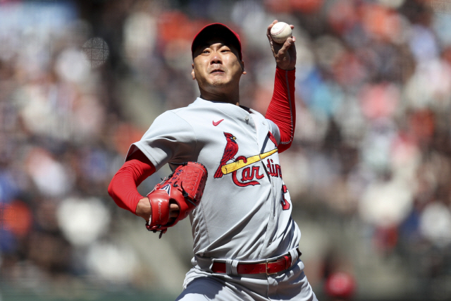 ▲ St. Louis Cardinals‘ Kwang Hyun Kim throws against the San Francisco Giants during the first inning of a baseball game in San Francisco, Monday, July 5, 2021. (AP Photo/Jed Jacobsohn)