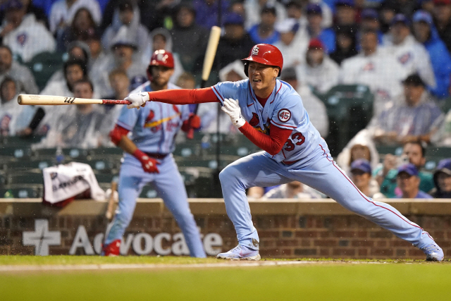 ▲ St. Louis Cardinals‘ Kwang Hyun Kim watches his single during the fourth inning of the team’s baseball game against the Chicago Cubs in Chicago, Saturday, July 10, 2021. (AP Photo/Nam Y. Huh)