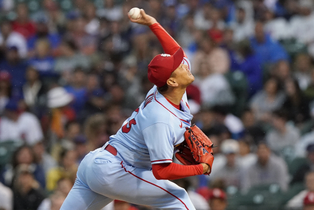 ▲ St. Louis Cardinals starting pitcher Kwang Hyun Kim throws to a Chicago Cubs batter during the first inning of a baseball game in Chicago, Saturday, July 10, 2021. (AP Photo/Nam Y. Huh)