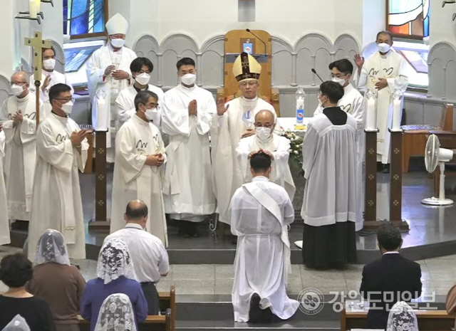 ▲ 천주교 춘천교구 사제서품식이 6일 죽림동 주교좌성당에서 열렸다.