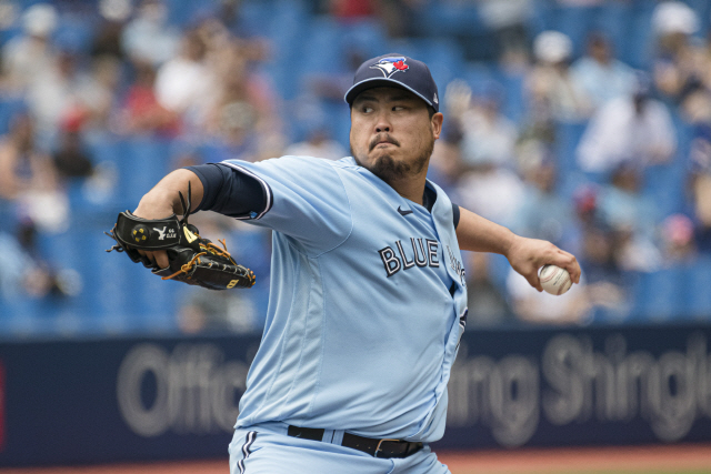 ▲ Toronto Blue Jays starting pitcher Hyun Jin Ryu (99) throws to the Boston Red Sox during the second inning of a baseball game, Sunday, Aug. 8, 2021 in Toronto. (Christopher Katsarov/The Canadian Press via AP) MANDATORY CREDIT