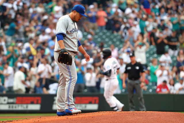 ▲ Aug 14, 2021; Seattle, Washington, USA; Toronto Blue Jays starting pitcher Hyun Jin Ryu (99) reacts after giving up a two-run home run to Seattle Mariners first baseman Ty France (23) to take a 2-0 lead in the first inning at T-Mobile Park. Mandatory Credit: Abbie Parr-USA TODAY Sports
<All rights reserved by Yonhap News Agency>