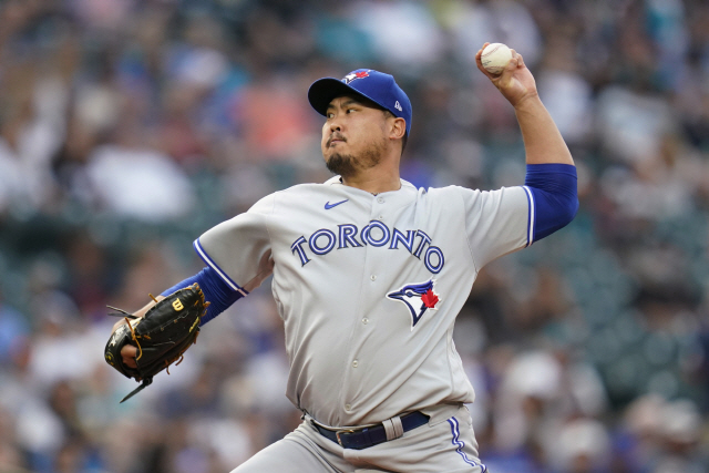 ▲ Toronto Blue Jays starting pitcher Hyun Jin Ryu throws to a Seattle Mariners batter during the first inning of a baseball game Saturday, Aug. 14, 2021, in Seattle. (AP Photo/Elaine Thompson)
<All rights reserved by Yonhap News Agency>