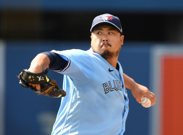 ▲ Aug 26, 2021; Toronto, Ontario, CAN; Toronto Blue Jays starting pitcher Hyun Jin Ryu (99) delivers a pitch against Chicago White Sox in the first inning at Rogers Centre. Mandatory Credit: Dan Hamilton-USA TODAY Sports