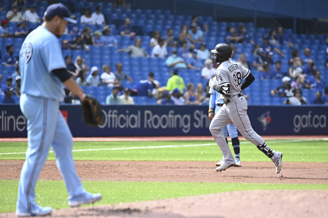 ▲ Chicago White Sox‘s Luis Robert (88) rounds the bases after hitting a two run home run, off Toronto Blue Jays starting pitcher Hyun Jin Ryu, left, in the third inning  of a baseball game in Toronto on Thursday, Aug. 26, 2021. (Jon Blacker/The Canadian Press via AP) MANDATORY CREDIT