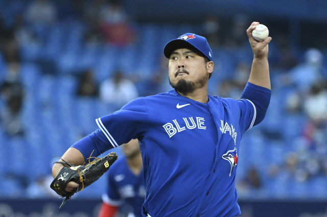 ▲ Toronto Blue Jays starting pitcher Hyun Jin Ryu throws to a Baltimore Orioles batter during the first inning of a baseball game Tuesday, Aug. 31, 2021, in Toronto. (Jon Blacker/The Canadian Press via AP) MANDATORY CREDIT