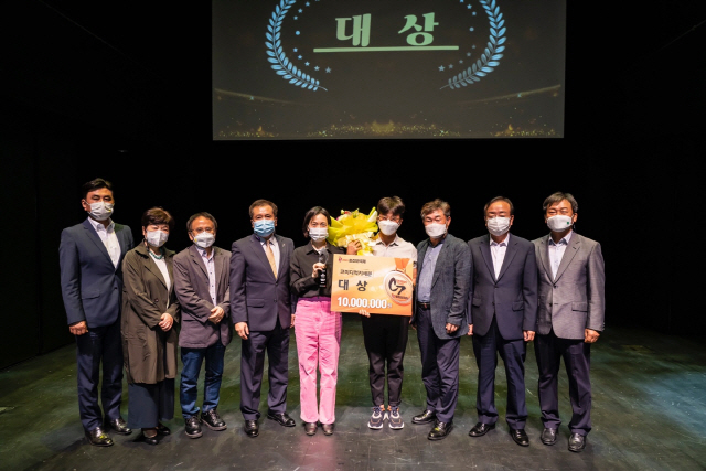 ▲ 2021 춘천연극제 ‘코미디 럭키세븐’ 대상을 수상한 창작집단 우주도깨비.