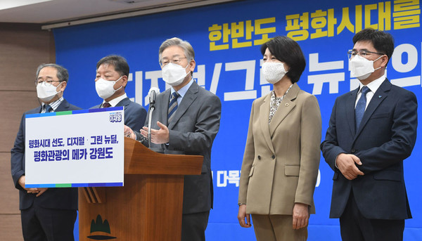 ▲ 더불어민주당 대권주자인 이재명 경기도지사가 6일 원주시청에서 대선공약을 발표하고 있다.  최유진