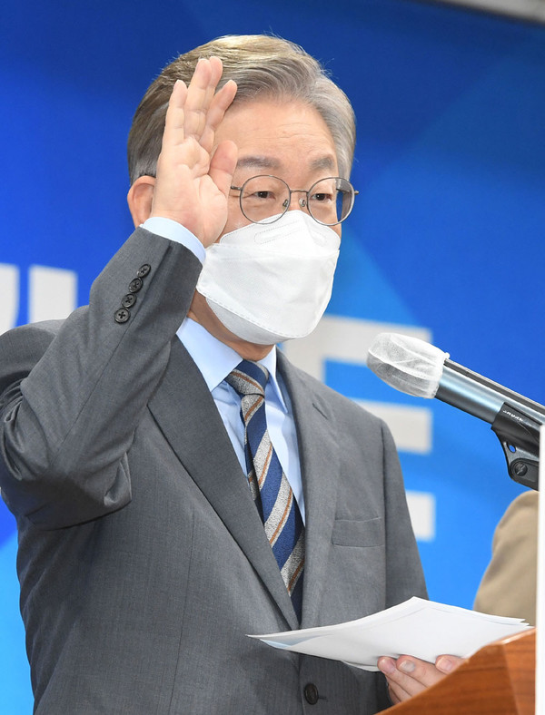 ▲ 더불어민주당 대권주자인 이재명 경기도지사가 6일 원주시청에서 열린 공약발표회에서 취재진에게 질문을 받고 있다.  최유진