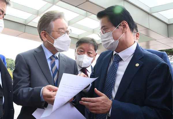 ▲ 더불어민주당 대권주자인 이재명 경기도지사가 6일 원주시청에서 열린 공약발표회에 참석하기 전 원창묵 시장으로부터 지역현안에 대한 설명을 듣고 있다.   최유진