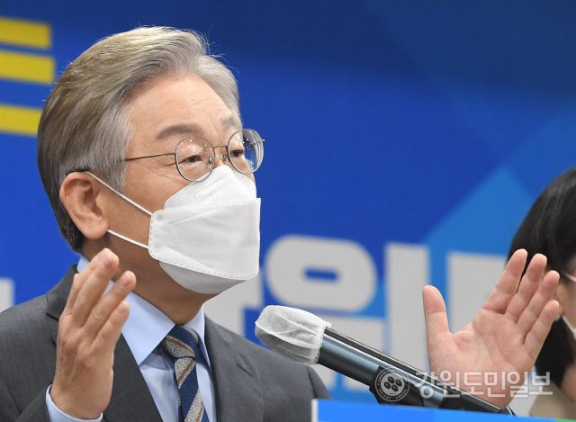 ▲ 더불어민주당 대권주자인 이재명 경기도지사가 6일 원주시청에서 대선공약을 발표하고 있다.   최유진