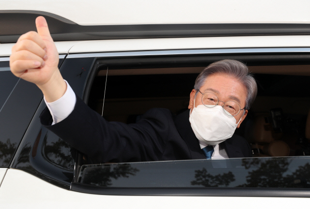 ▲ 12일 오후 원주 오크밸리리조트 컨벤션센터에서 열린 더불어민주당 강원권역 순회경선 합동연설회에서 과반 득표로 1위를 차지한 이재명 후보가 차량에서 지지자들에게 감사를 표하고 있다.   연합뉴스