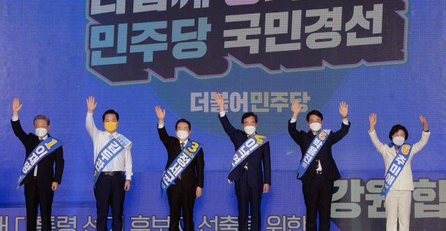 ▲ 더불어 민주당 제20대 대통령선거 강원권역 순회경선 합동연설회가 12일 원주 오크밸리 리조트 컨벤션홀에서 열려 후보자들이 포즈를 취하고 있다.  방도겸