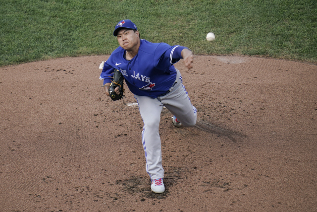 ▲ Toronto Blue Jays starting pitcher Hyun Jin Ryu throws a pitch to the Baltimore Orioles during the first inning of the first game of a baseball doubleheader, Saturday, Sept. 11, 2021, in Baltimore. (AP Photo/Julio Cortez)