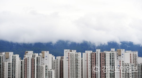 춘천의 한 아파트단지 뒤로 구름이 낮게 펼쳐져 있다. 최유진 2021.04.30