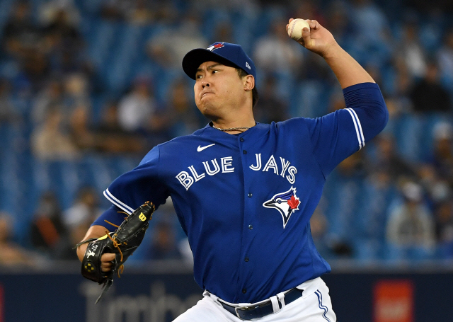 ▲ Sep 17, 2021; Toronto, Ontario, CAN; Toronto Blue Jays starting pitcher Hyun Jin Ryu (99) throws a pitch against Minnesota Twins in the first inning at Rogers Centre. Mandatory Credit: Dan Hamilton-USA TODAY Sports