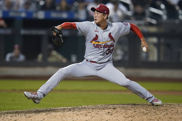 ▲ St. Louis Cardinals‘ Kwang Hyun Kim pitches during the 11th inning of the team’s baseball game against the New York Mets on Tuesday, Sept. 14, 2021, in New York. The Cardinals won 7-6. (AP Photo/Frank Franklin II)