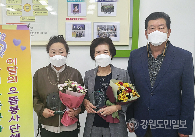 ▲ 정선군자원봉사센터(소장 장기봉)는 28일 센터 회의실에서 이달의 으뜸봉사자 김이양(사북읍)씨,으뜸봉사단체 한국부인회 정선군지회(회장 유옥녀),으뜸봉사가족 임영례씨 가족을 각각 선정해 시상했다.