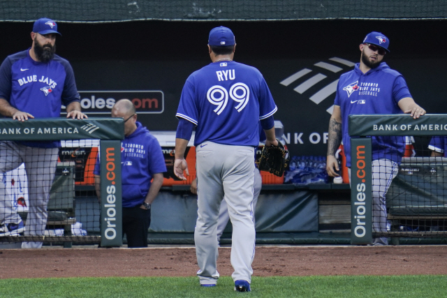 ▲ Toronto Blue Jays starting pitcher Hyun Jin Ryu heads to the dugout after being pulled from the game against the Baltimore Orioles during the third inning of the first game of a baseball doubleheader, Saturday, Sept. 11, 2021, in Baltimore. (AP Photo/Julio Cortez)