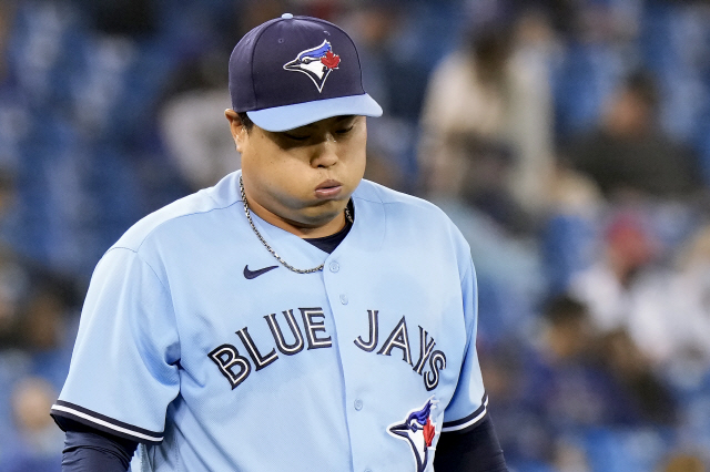 ▲ Toronto Blue Jays starting pitcher Hyun Jin Ryu (99) reacts after getting hit by a ball off a Baltimore Orioles bat during third-inning baseball game action in Toronto, Sunday, Oct. 3, 2021. (Frank Gunn/The Canadian Press via AP) MANDATORY CREDIT